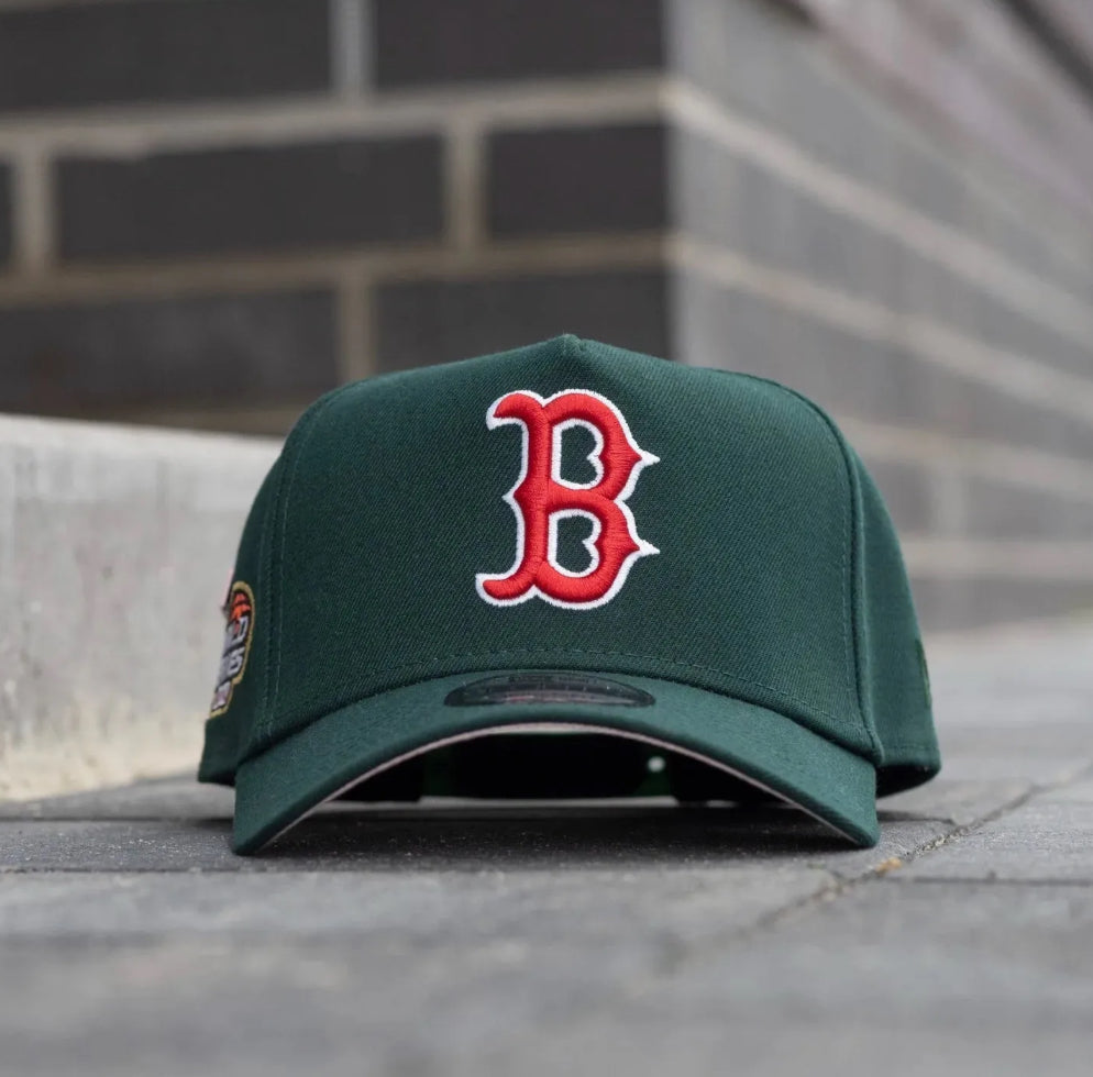 NEW ERA 9FORTY A-FRAME MLB BOSTON RED SOX WORLD SERIES 2004 DARK GREEN / PINK UV SNAPBACK CAP N: 00700