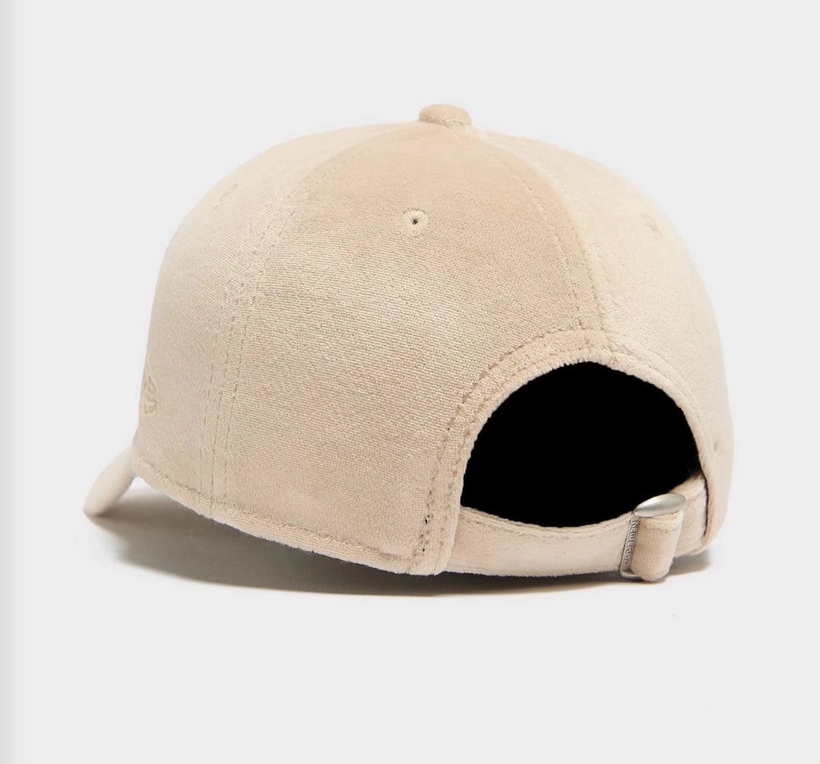 New Era Women's 9Forty Cap - VELOUR DIAMOND NY Yankees Beige