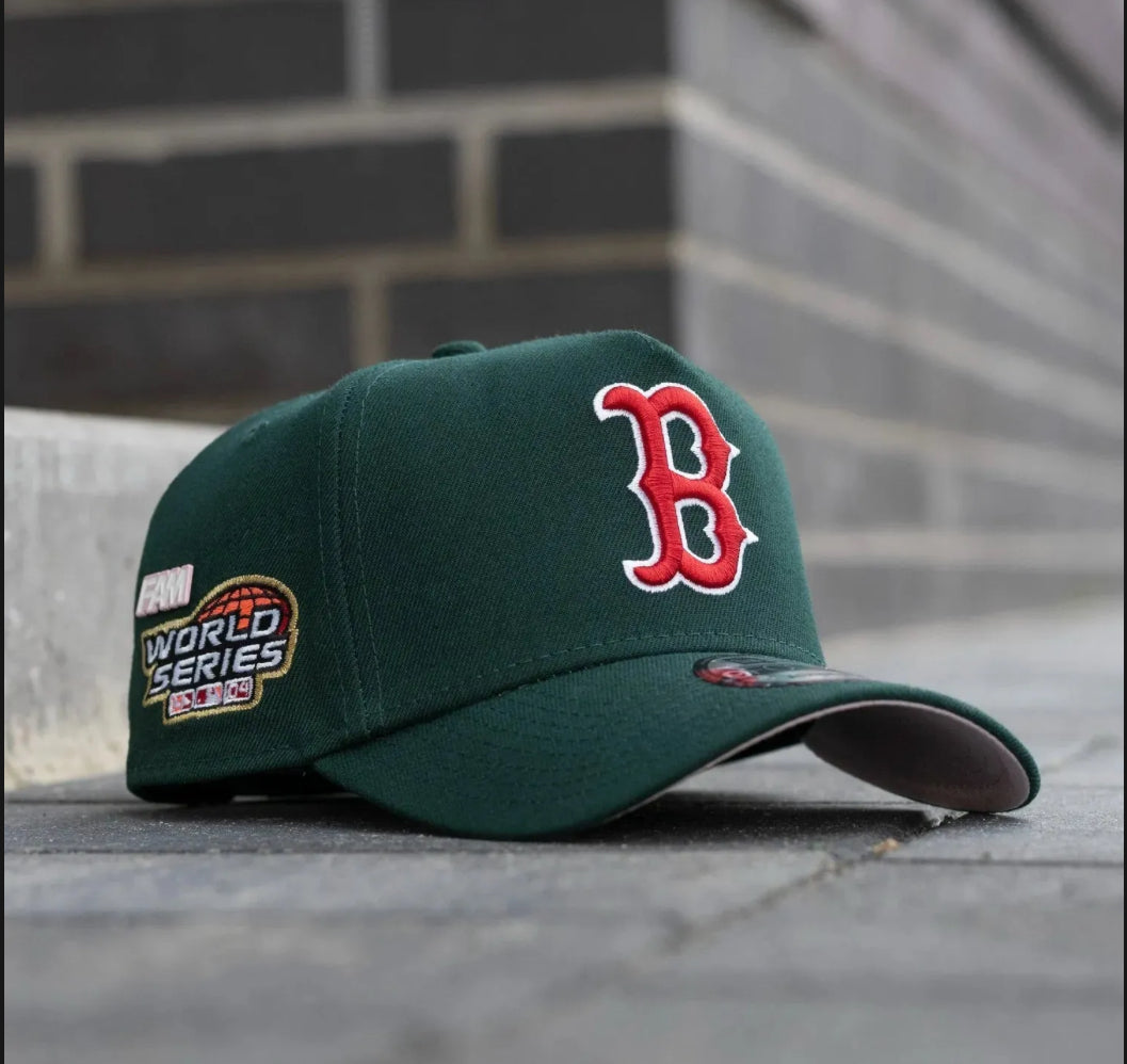 NEW ERA 9FORTY A-FRAME MLB BOSTON RED SOX WORLD SERIES 2004 DARK GREEN / PINK UV SNAPBACK CAP N: 00700