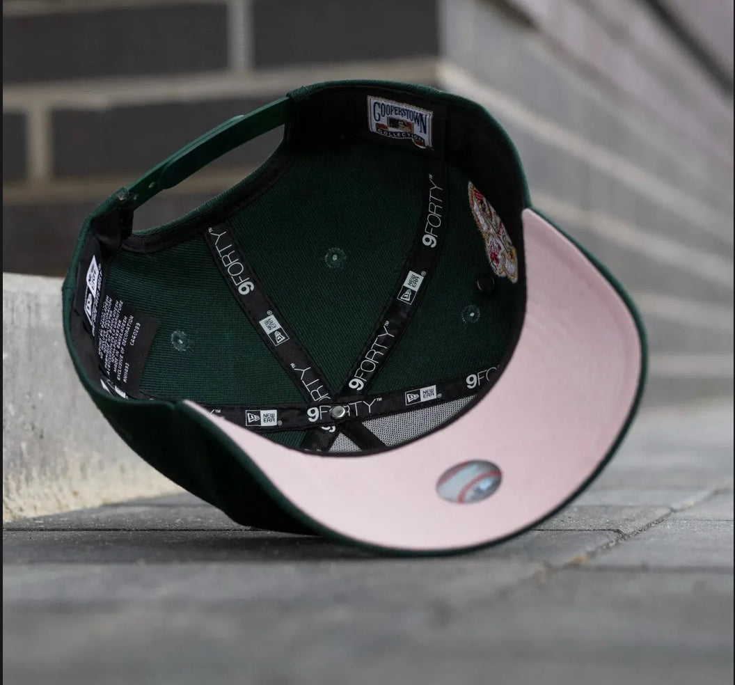NEW ERA 9FORTY A-FRAME MLB BOSTON RED SOX WORLD SERIES 2004 DARK GREEN / PINK UV SNAPBACK CAP N: 00700